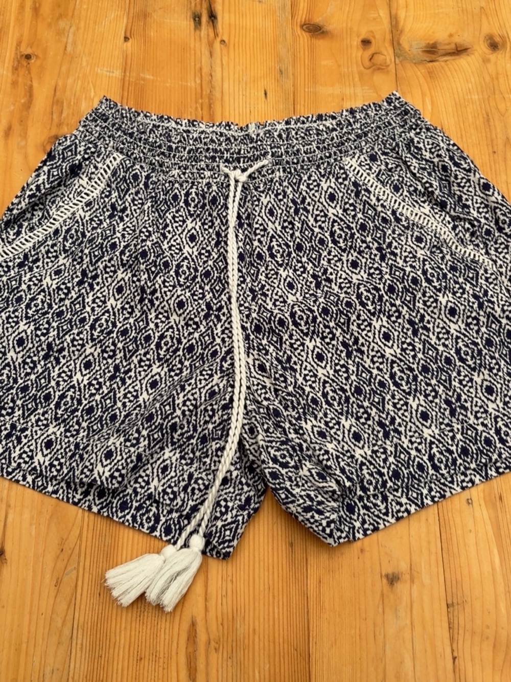 Briggs New York Navy & White Drawstring Geometric Bermuda Shorts